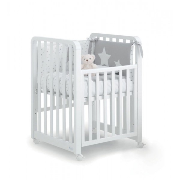 Il lettino trasformabile Glam di Azzurra Design accompagna i vostri bambini dalla nascita fino a 3 anni. Si può trasformare da culla con funzione co-sleeping a lettino completo.  Utilizzabile in 9 modi diversi:      Culla: con sponda laterale abbassabile,
