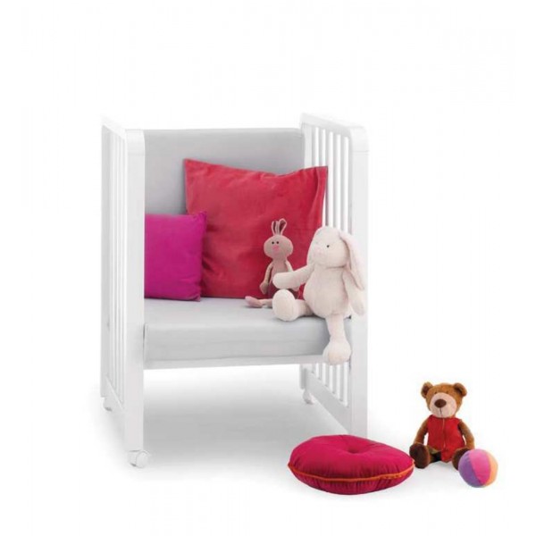 Il lettino trasformabile Glam di Azzurra Design accompagna i vostri bambini dalla nascita fino a 3 anni. Si può trasformare da culla con funzione co-sleeping a lettino completo.  Utilizzabile in 9 modi diversi:      Culla: con sponda laterale abbassabile,